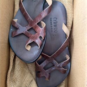 Cydwoq Expose handmade sandals in brown